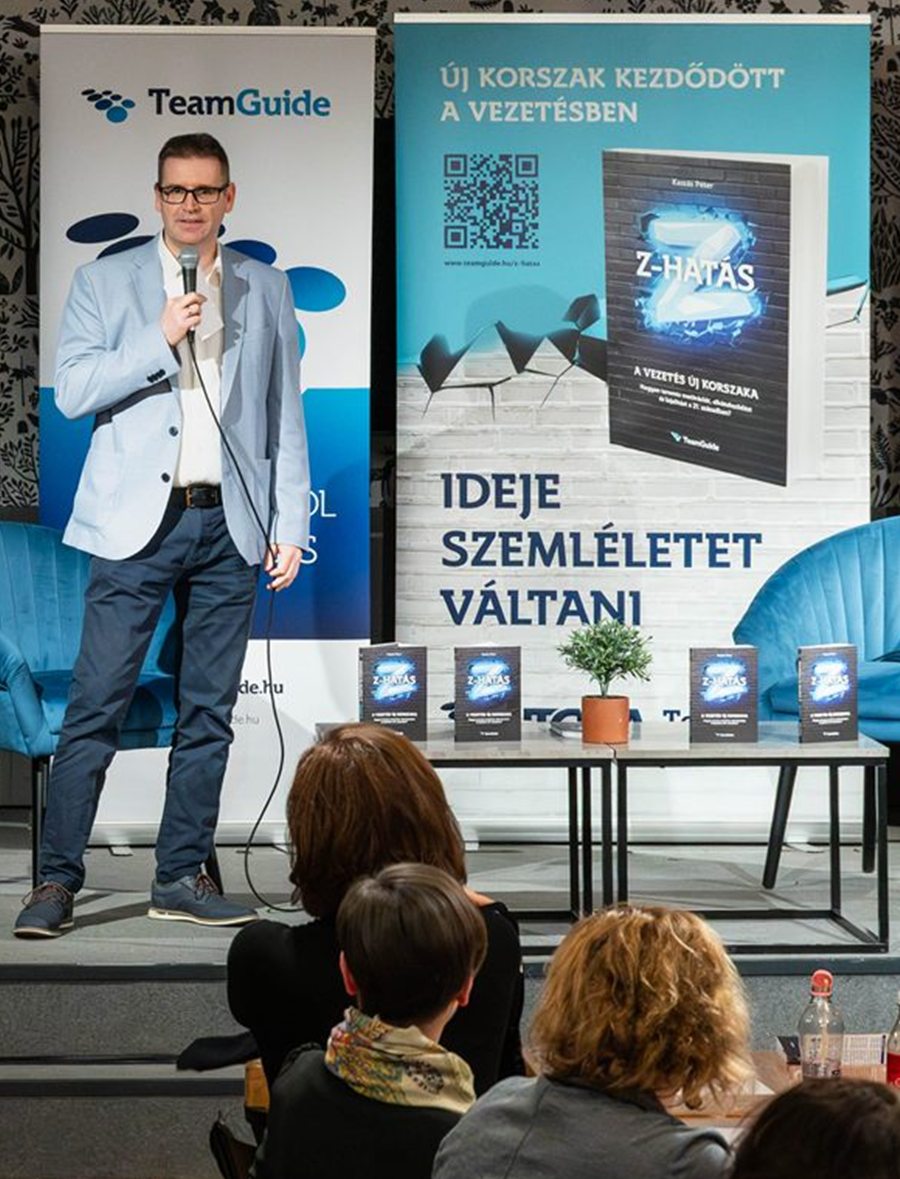 Kaszás Péter előad a színpadon