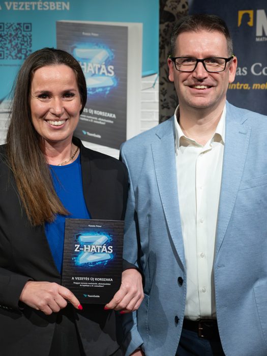 Kaszás Péter egy vendéggel, kezében a Z-HATÁS