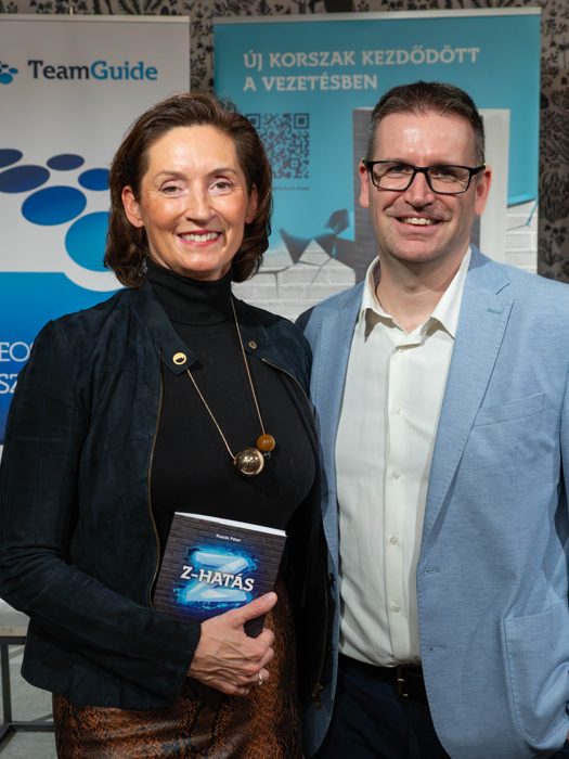 Kaszás Péter egy vendéggel a könyvbemutatón