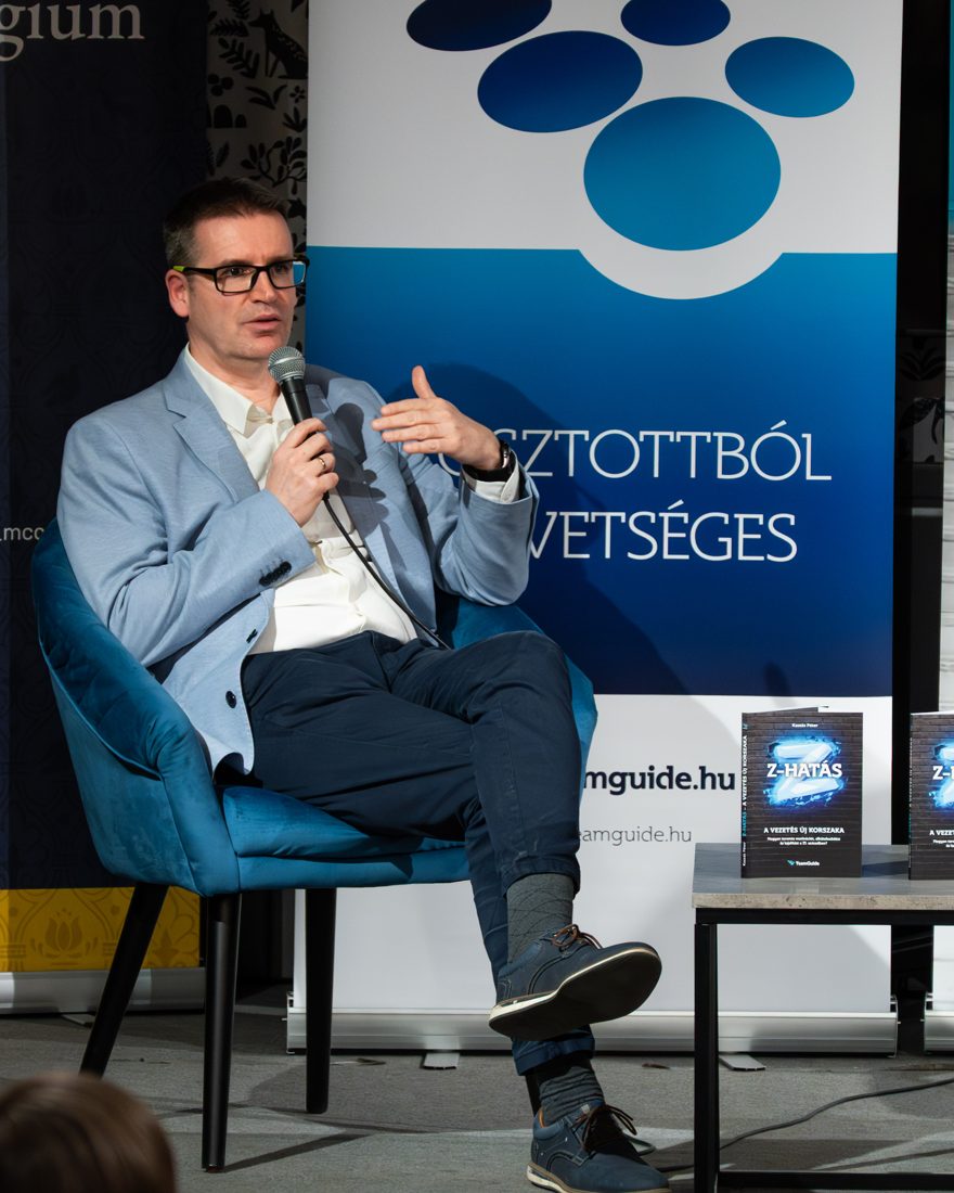 Kaszás Péter a Z-HATÁS könyvbemutatóján, a TeamGuide rollup előtt